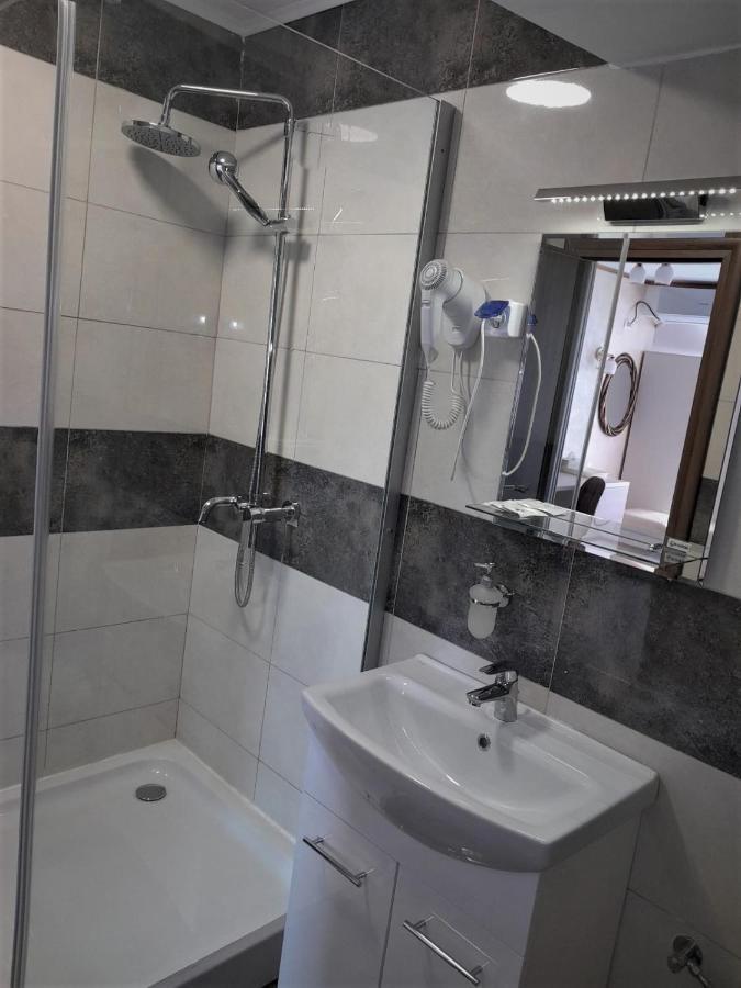Hotel Marina Srl Бухарест Экстерьер фото