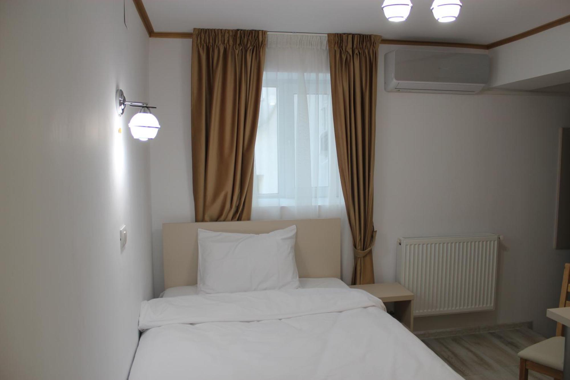 Hotel Marina Srl Бухарест Экстерьер фото